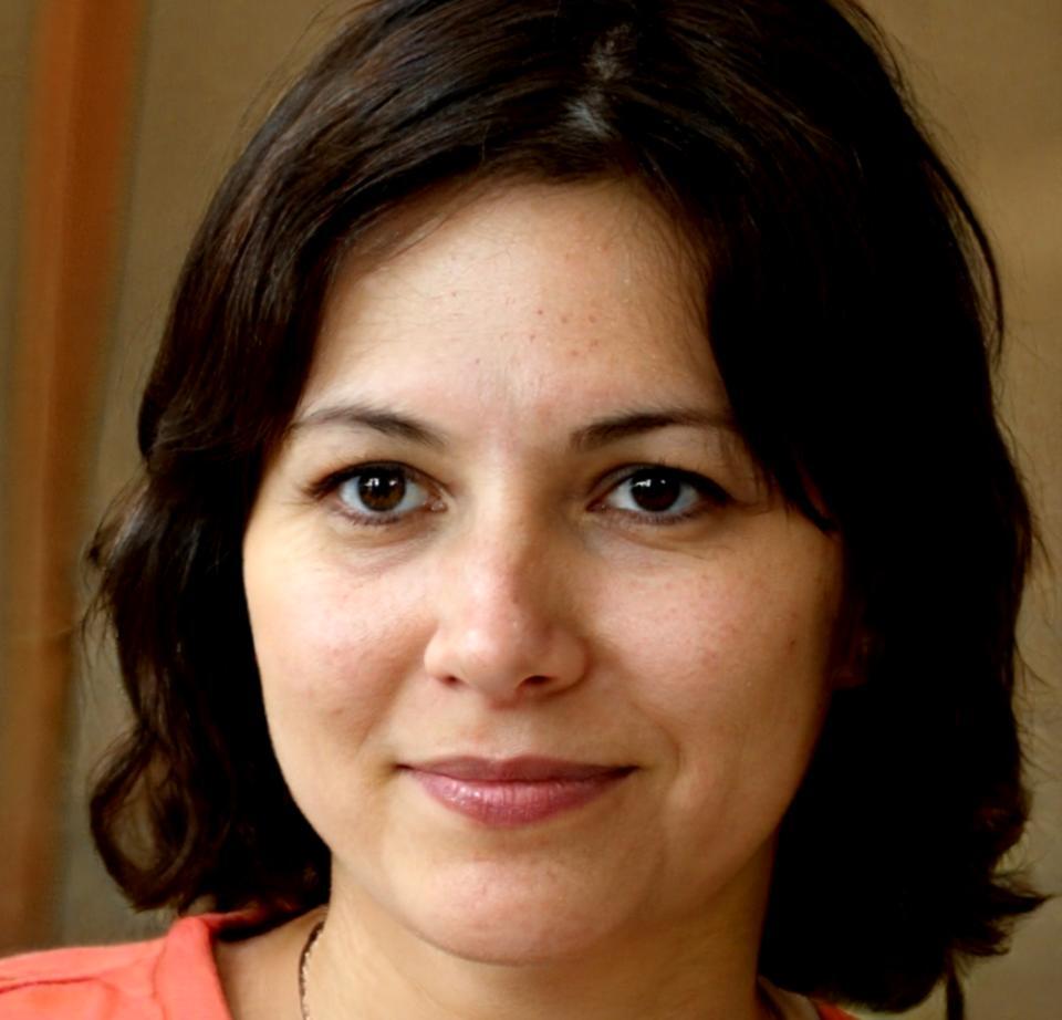 Retrato profesional de María González, analista financiera