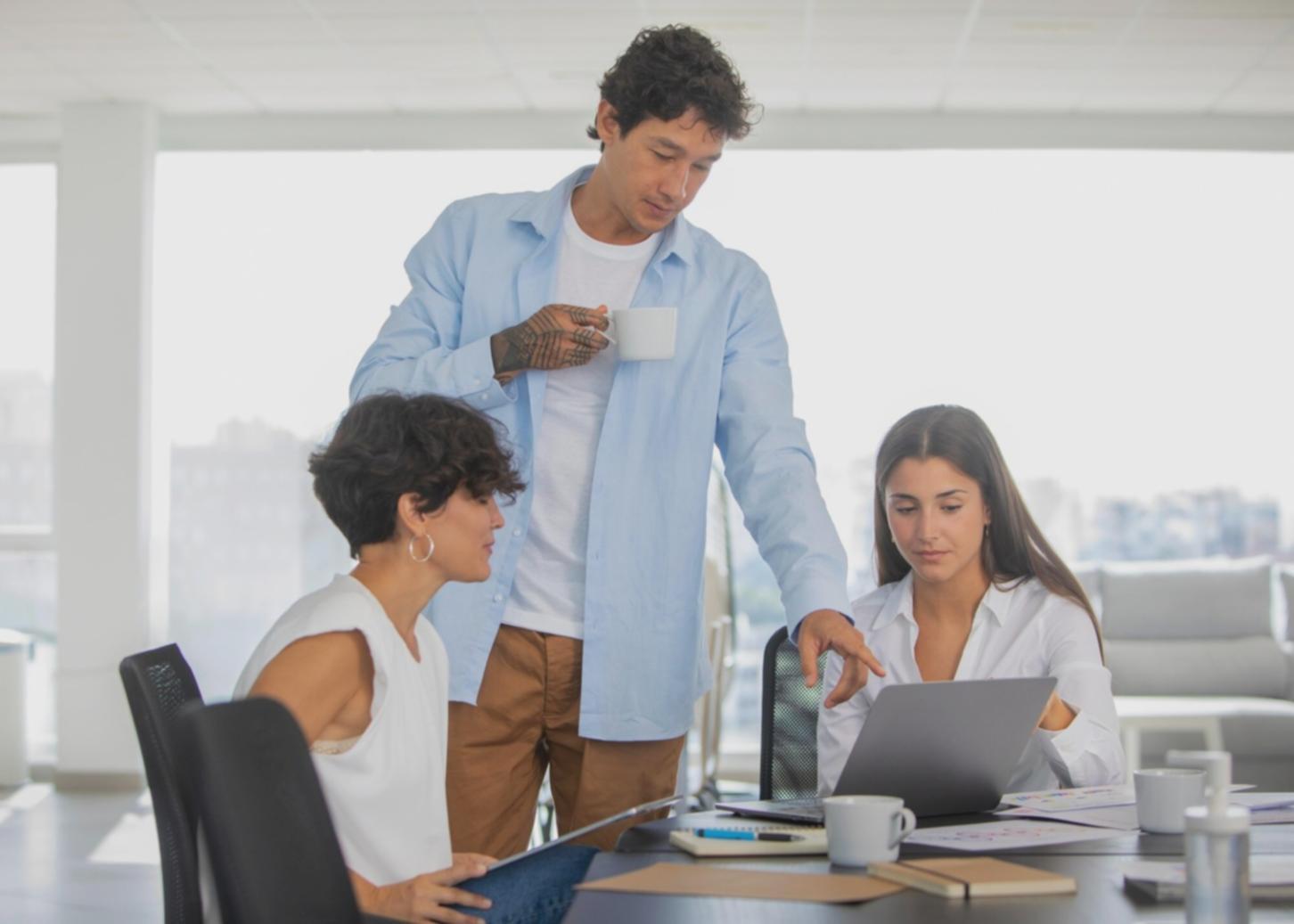 Espacio de trabajo moderno con múltiples pantallas mostrando gráficos financieros y análisis de mercado